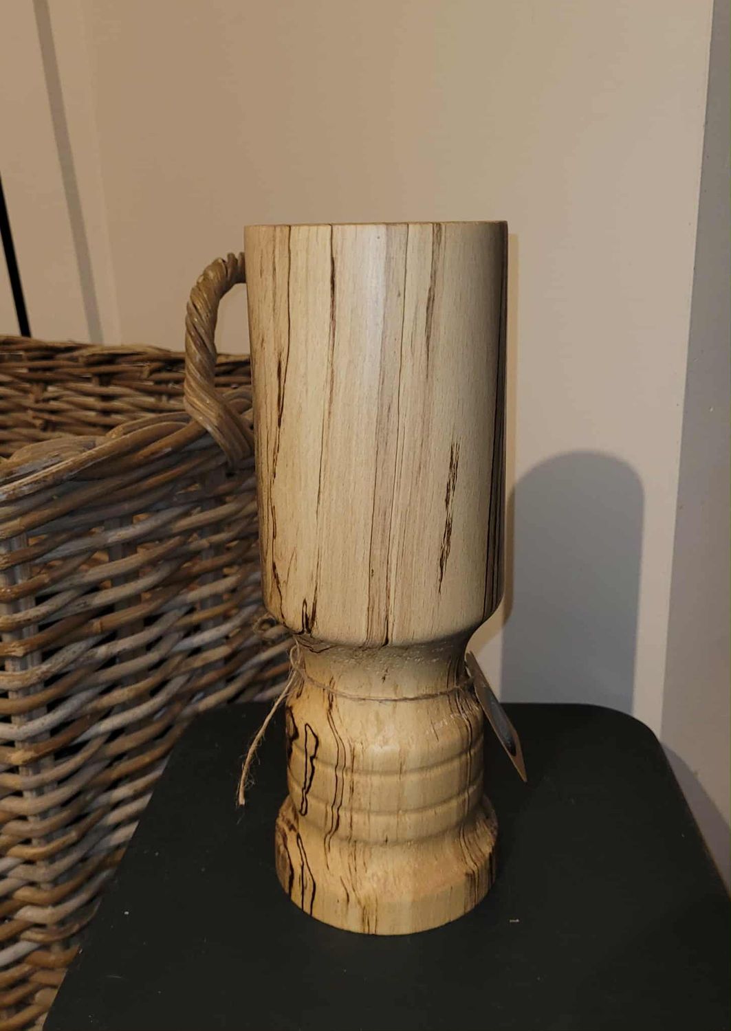 Houten vaas uit Vervuurde Beuk met cilindrische binnenvaas uit broscilaatglas, handmade in Belgium , handgemaakt in België op de houtdraaibank. Houten vaas uit Vervuurde Beuk met cilindrische binnenvaas uit broscilaatglas, handmade in Belgium , handgemaakt in België op de houtdraaibank.