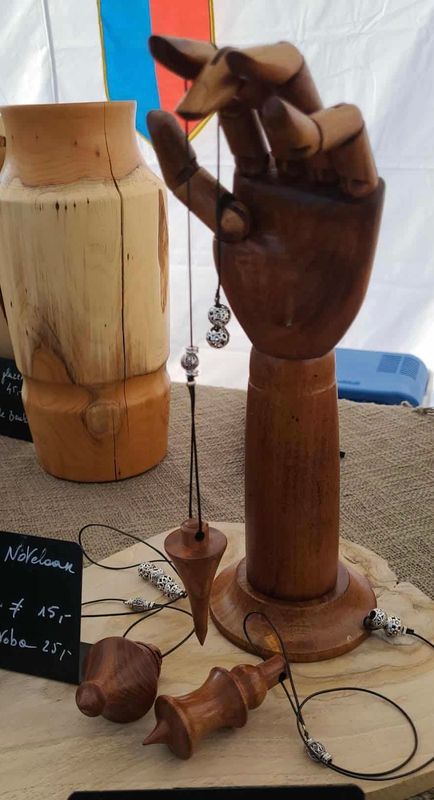 Houten pendel, handmade in Belgium, handgemaakt in België op de houtdraaibank, houtsoort &#39;Jatoba &#39;, met lederen touwtje