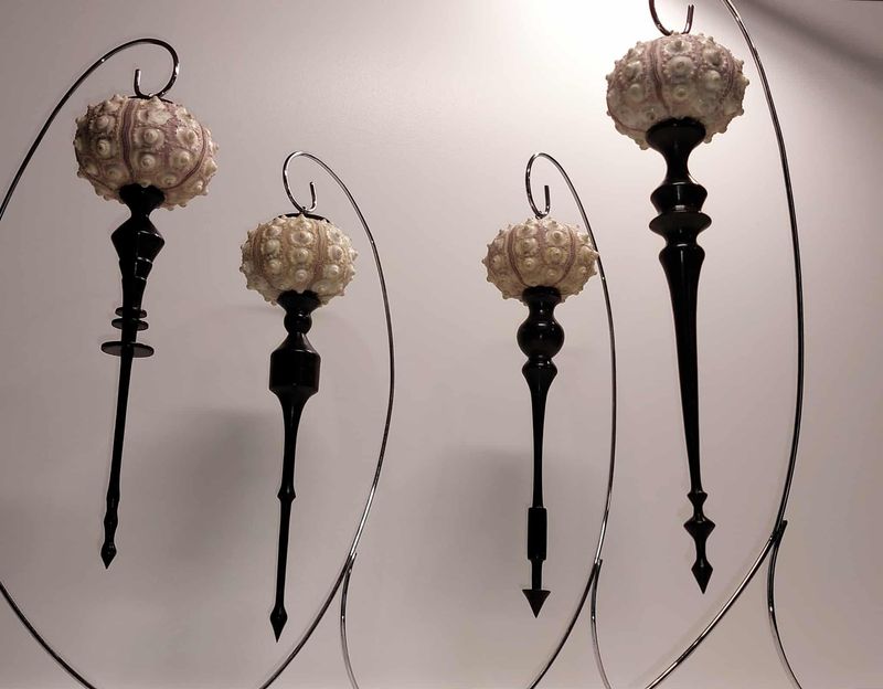 Decoratieve kerstornamenten handgemaakt, handmade in Belgium, handgemaakt in België, ambachtelijk, houtsoort Ebbenhout en Urchin, schelp van zee-egel.