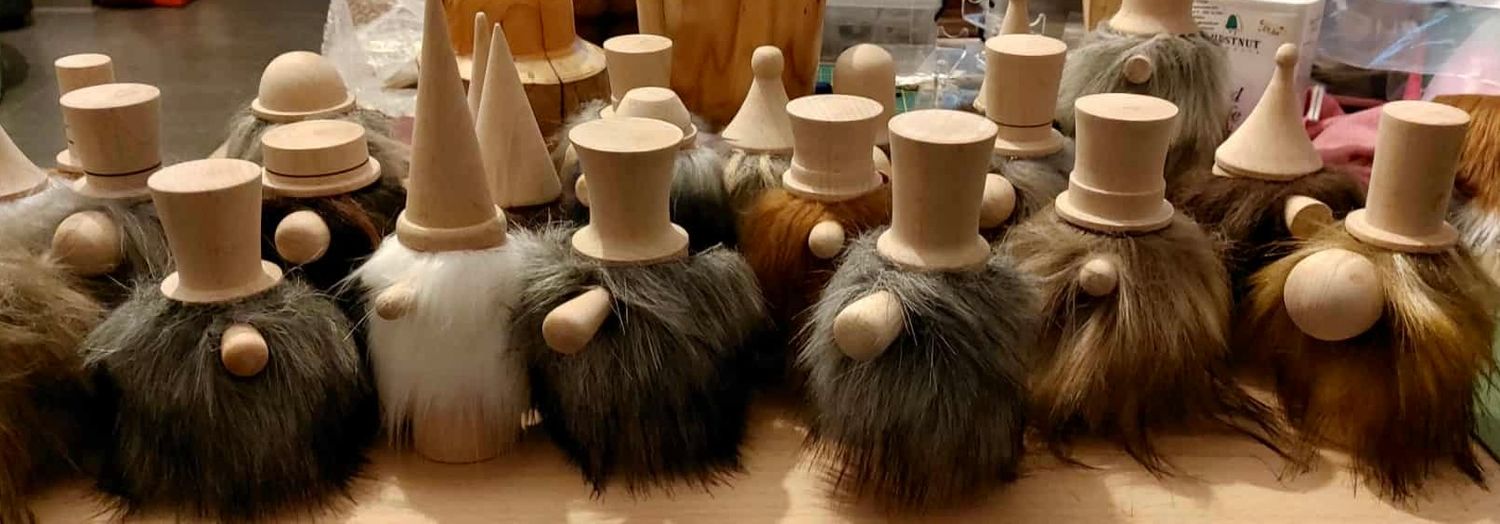 Decoratieve trol, gnome, kabouter, curie ventje. handmade in Belgium , handgemaakt in België op de houtdraaibank, houtsoort &#39;Beuk&#39;.