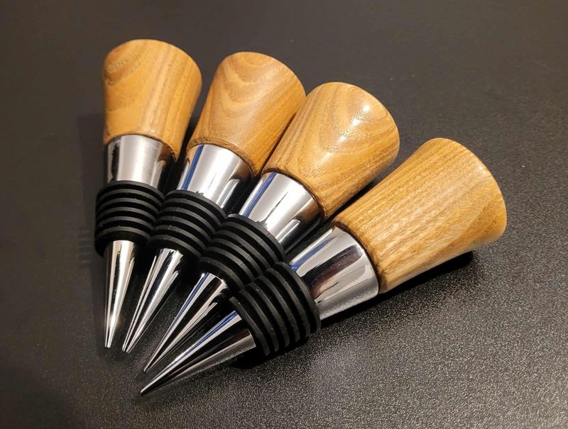 Flessenstop, wijnstop, handmade in Belgium, handgemaakt in België. Houtgedraaid op de houtdraaibank, houtsoort  Christusdoorn