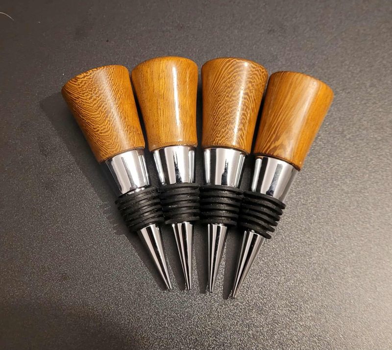 Flessenstop, wijnstop, handmade in Belgium, handgemaakt in België. Houtgedraaid op de houtdraaibank, houtsoort  Iroko.