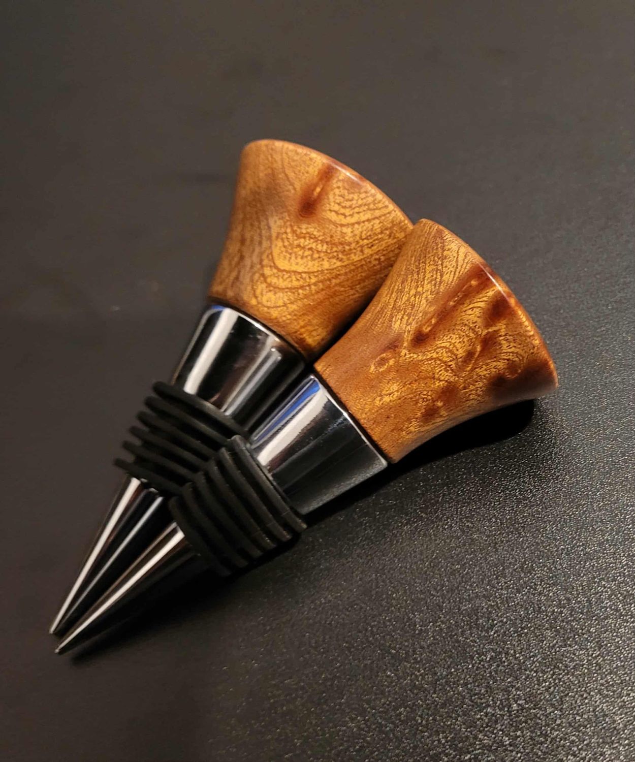 Flessenstop, wijnstop, handmade in Belgium, handgemaakt in België. Houtgedraaid op de houtdraaibank, houtsoort  Birds Eye Sapelli.