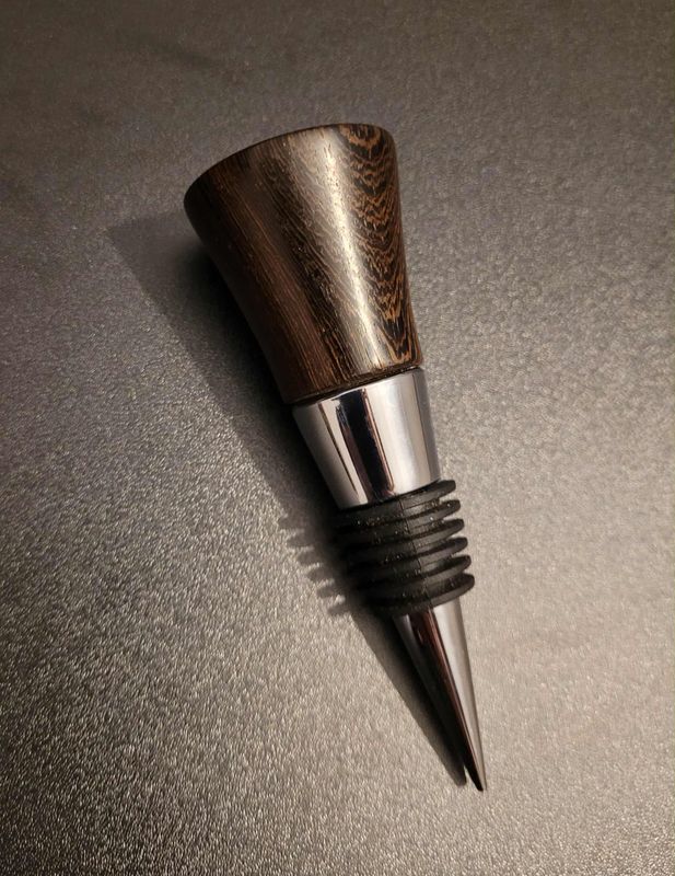 Flessenstop, wijnstop, handmade in Belgium, handgemaakt in België. Houtgedraaid op de houtdraaibank, houtsoort  PangaPanga.