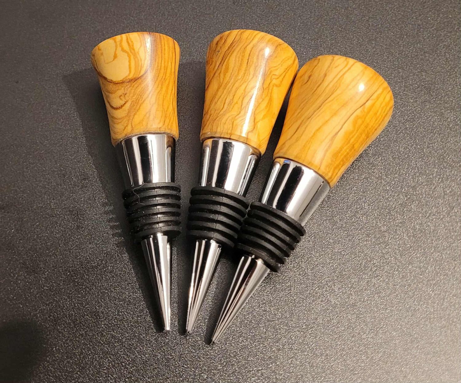 Flessenstop, wijnstop, handmade in Belgium, handgemaakt in België. Houtgedraaid op de houtdraaibank, houtsoort  Venetiaans Olijf