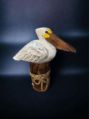 Pelikaan zittend hout