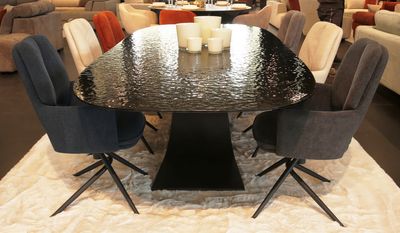 Exclusieve eettafel in waterglass-uitvoering