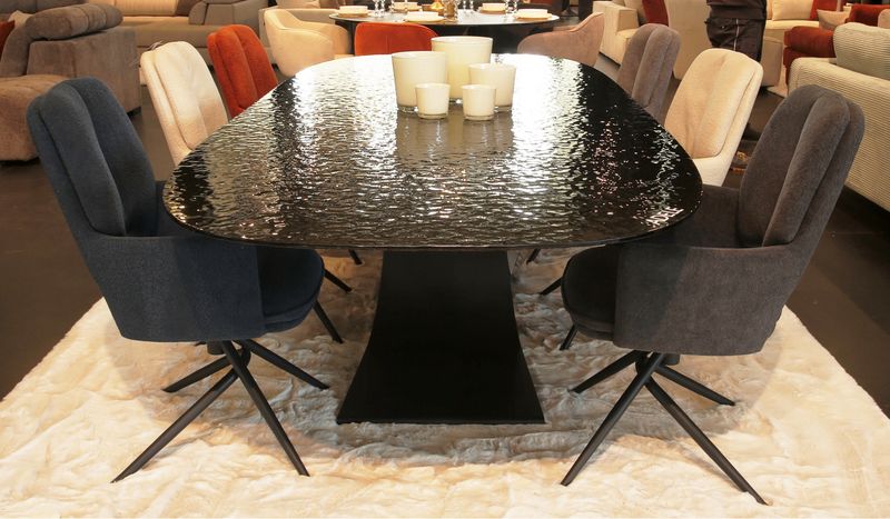 Exclusieve eettafel in waterglass-uitvoering