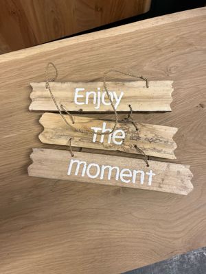 Hanger Enjoy the moment