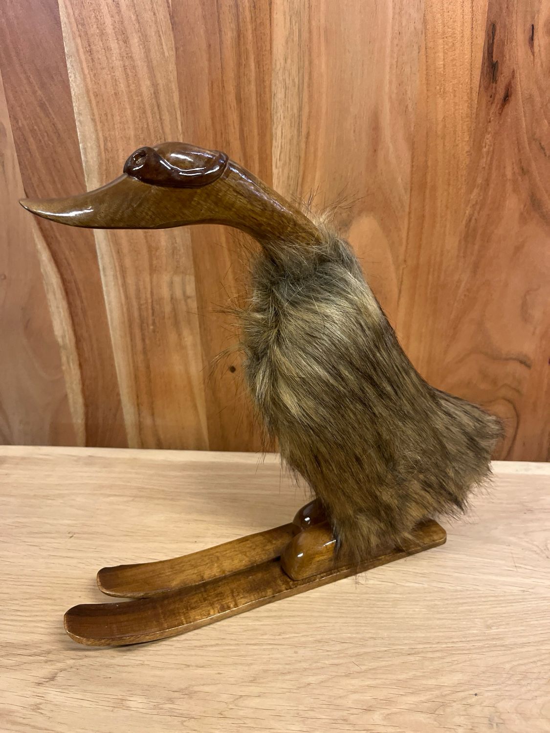 Eend op ski met bontjas