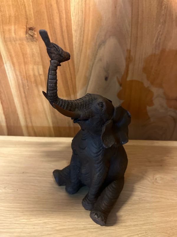 Sculptuur olifant met vogeltje