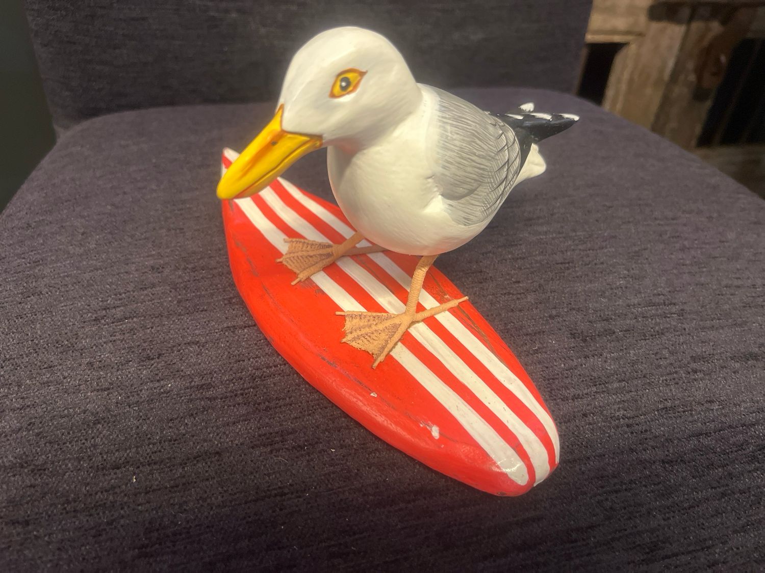 Meeuw op surfplank rood