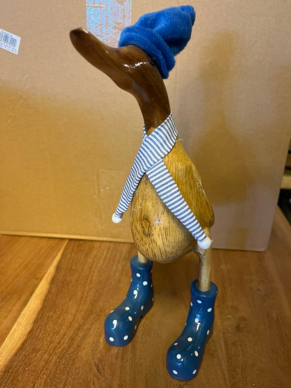 Houten eend met muts/sjaal blauw