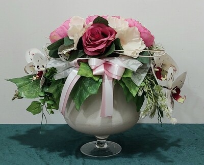 Composizione di fiori finti con vaso vetro satinato