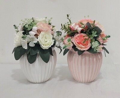 Composizione di fiori finti con vaso di ceramica