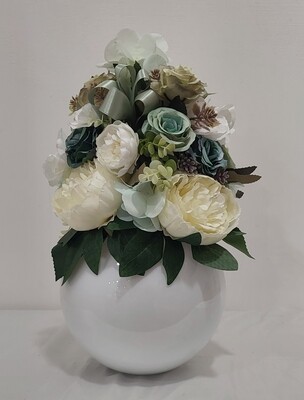Composizione di fiori finti su vaso di vetro