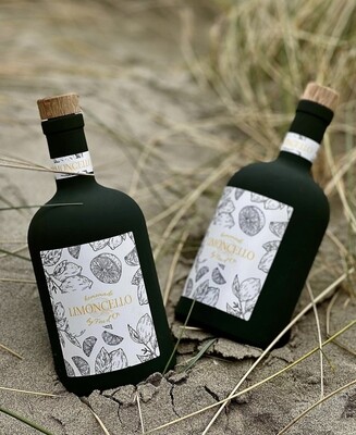 Fles huisgemaakte limoncello (cadeauverpakking) Fles huisgemaakte limoncello (cadeauverpakking)