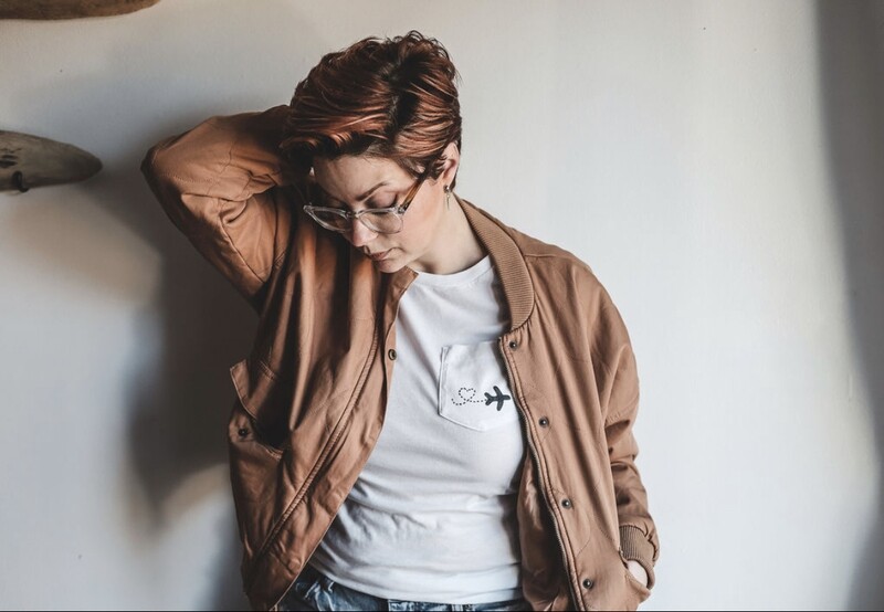 Avión Y Corazón Unisex Pocket T-Shirt