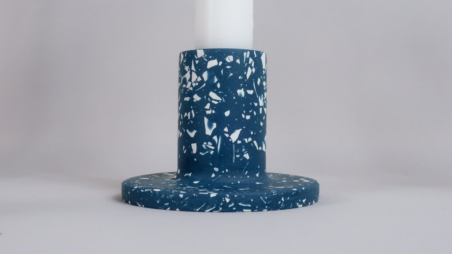 Bougeoir artisanal en terrazzo bleu