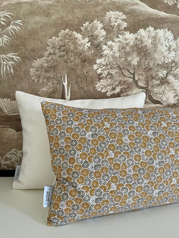 Coussin Nikki motif fleurs japonaises dorées