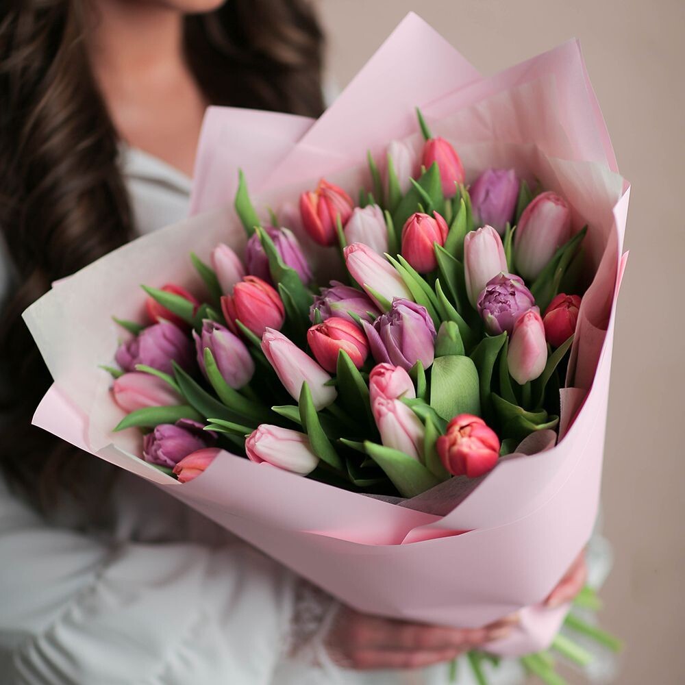 Тюльпаны 31шт A gentle mix в розовом оформлении.