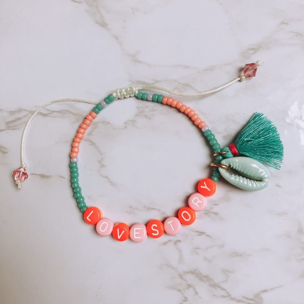 Verstellbares Armband Lovestory mit Muschel und Quaste