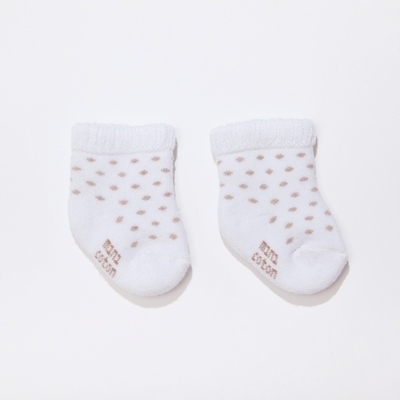 Newborn Socken weiss/beige gepunktet