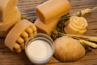 JABON DE LECHE DE CABRA: Ayuda a prevenir el envejecimiento de la piel, reducir las arrugas, hidrata, humecta, calma, suaviza la piel, ademas es Antiinflamatorio, Antibacteriano para pieles con acné,