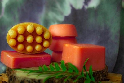JABON DE TOMATE: Mantiene la piel radiante y luminosa, estimula la generación de colágeno de manera natural, adecuado para regular la grasa en la piel, desvanece manchas leves y cierra poros.