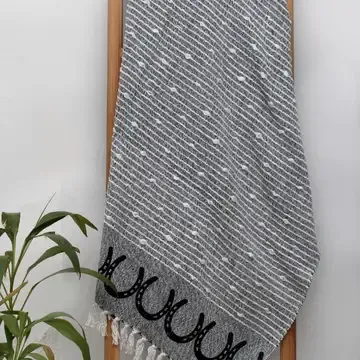Horseshoes Throw Black