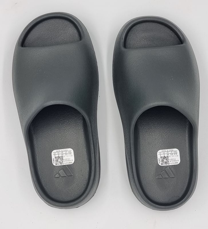 yeezy  slide dark onyx