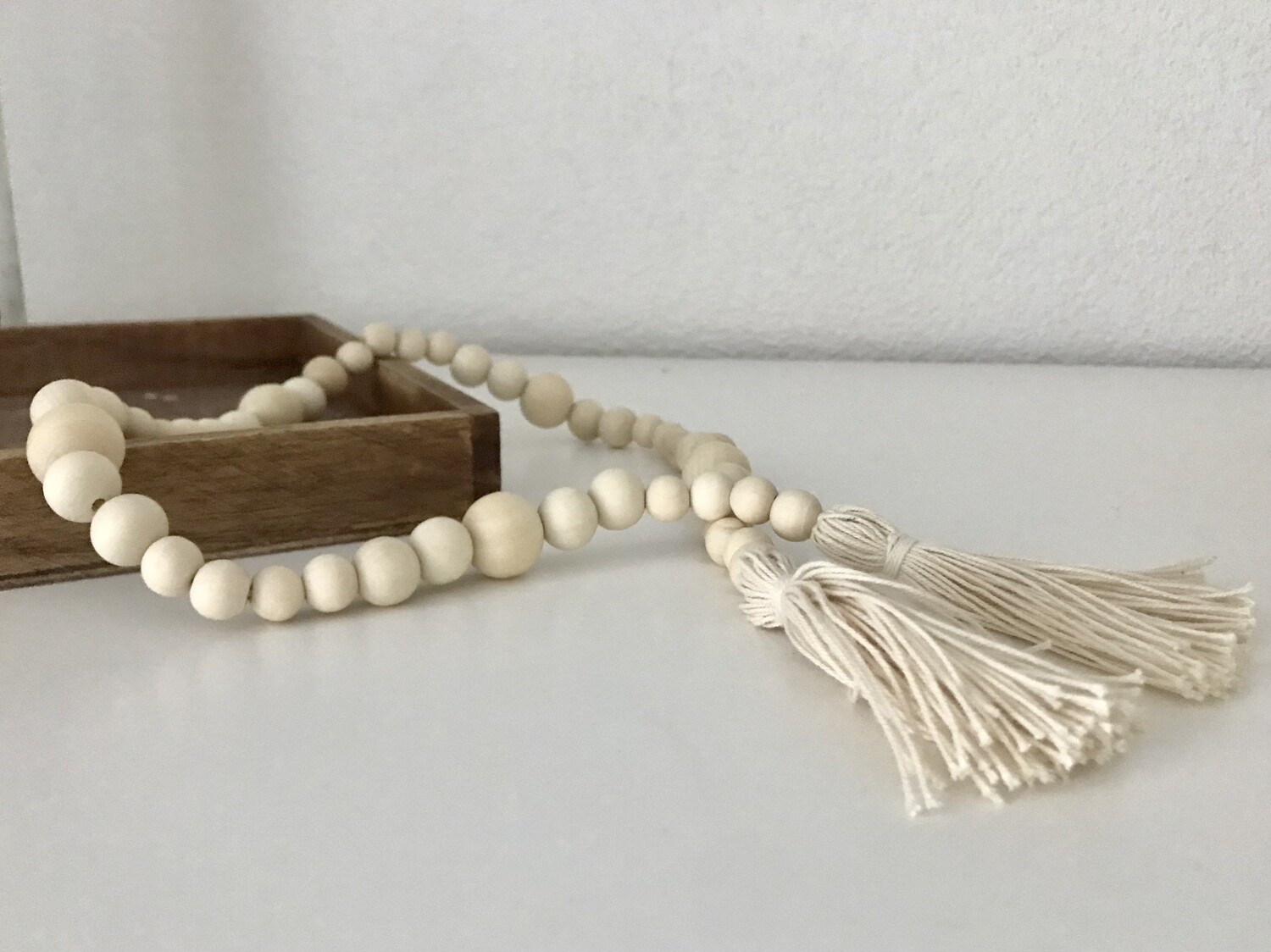 Deko-Kette aus Holzperlen und Baumwollkordel