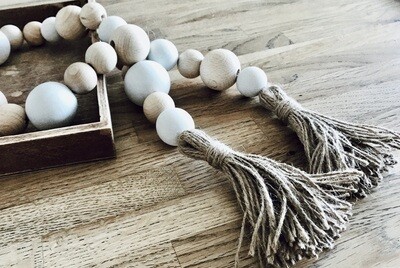 Deko-Kette aus Rohholzkugeln und Juteschnur