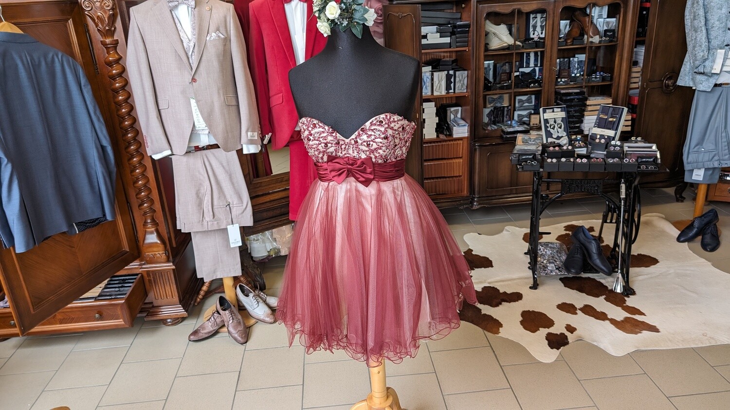 Kleid Gr. 42 weinrot kniehoch Schleife/Pailletten