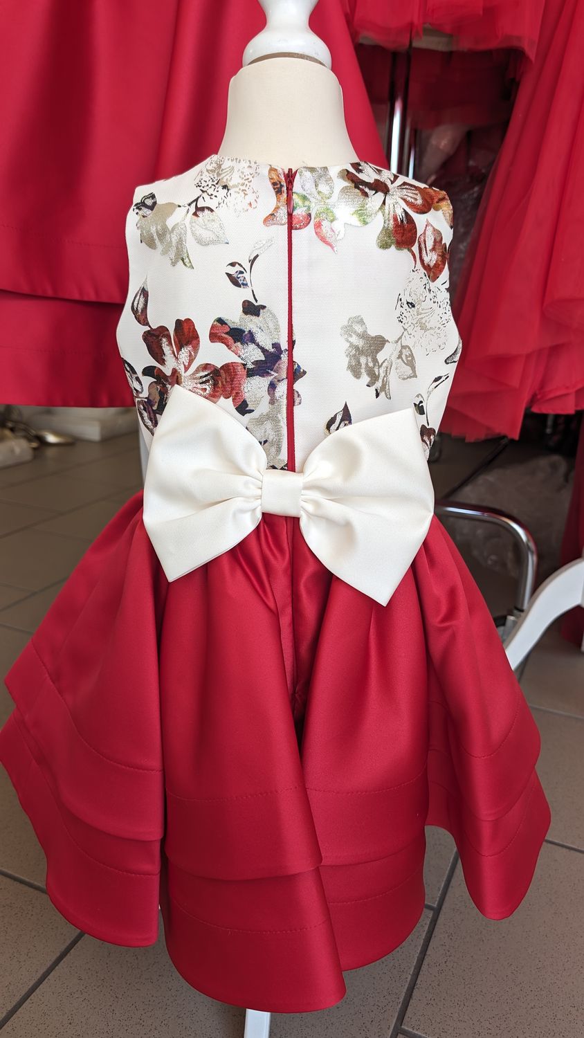 Mädchenkleid Gr. 108 hinten Reißverschluss/dekorative Schleife rot/ivory