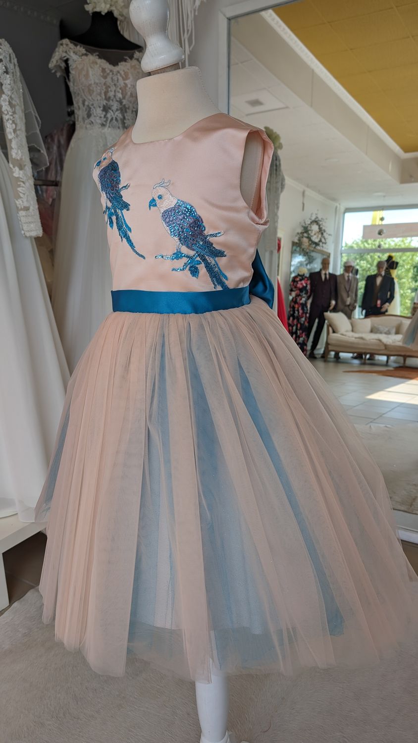 Mädchenkleid Gr. 98 hinten Reißverschluss/dekorative Schleife, Tüll, Papageien Motiv, Pfirsichfarben/blau