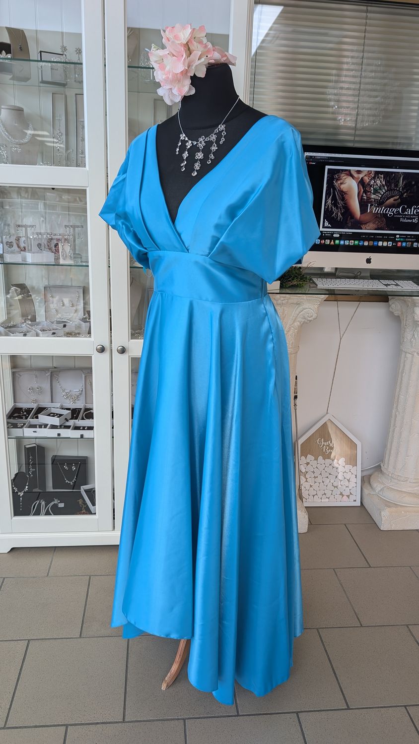 Kleid Gr 40 V-Ausschnitt, leichte Vokuhila blau, Satin