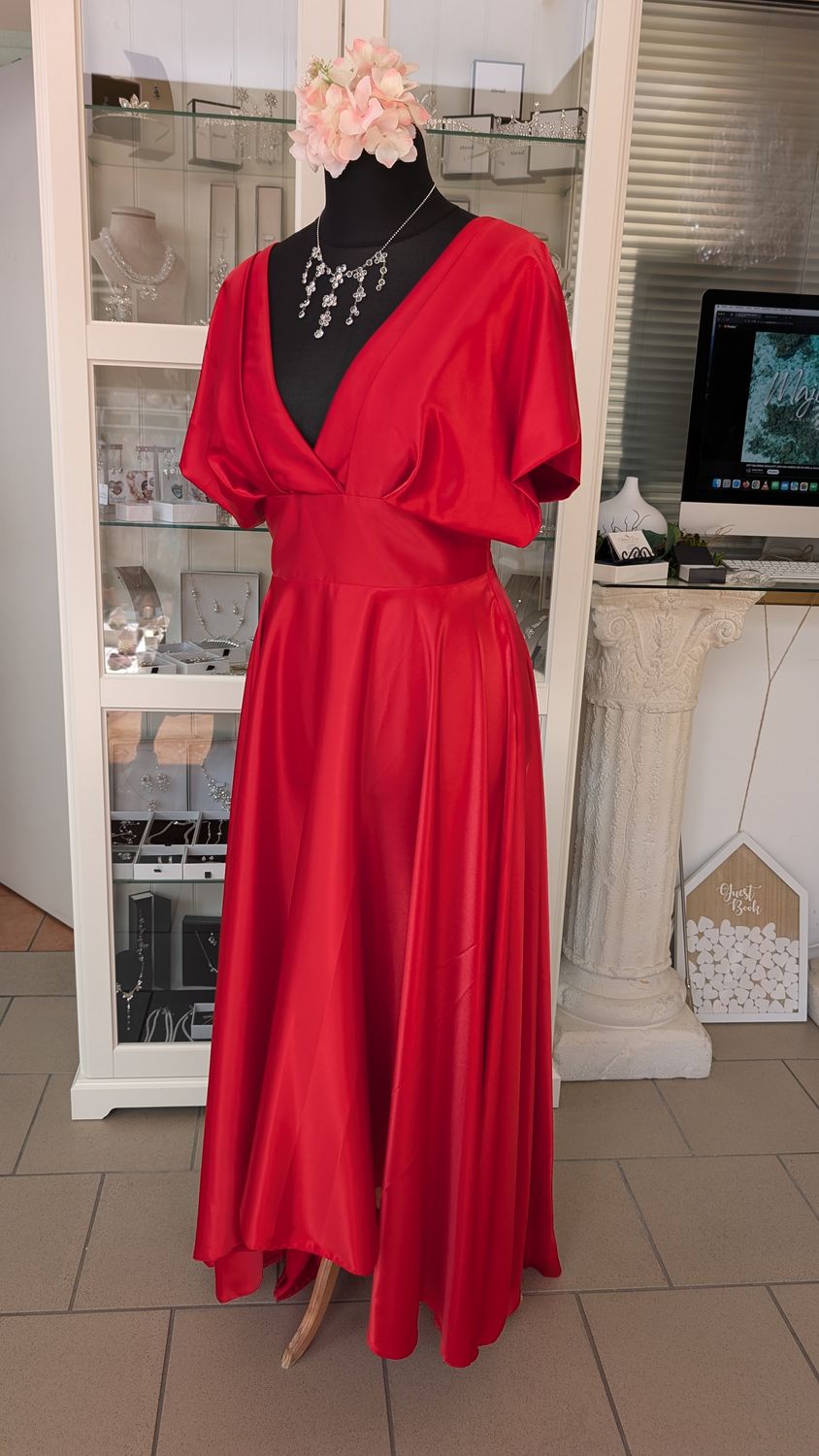 Kleid Gr 40 V-Ausschnitt, leichte Vokuhila rot, Satin