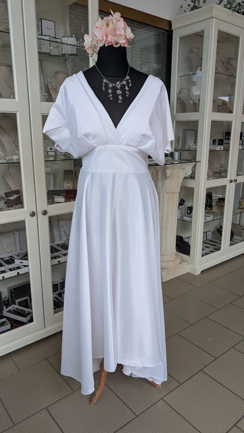 Brautkleid Gr 40 V-Ausschnitt, leichte Vokuhila weiß, Satin
