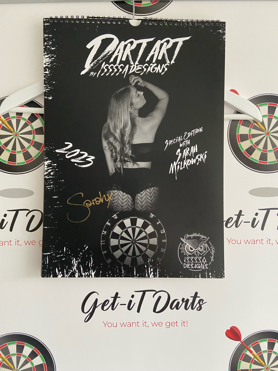 Sarah Milkowski, Signed Dartscalender