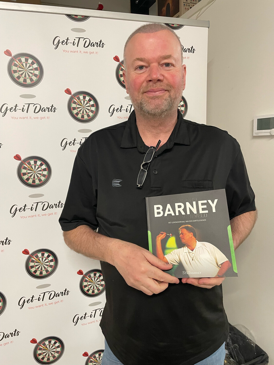 Raymond van Barneveld, boek - Het levensverhaal van een dartslegende