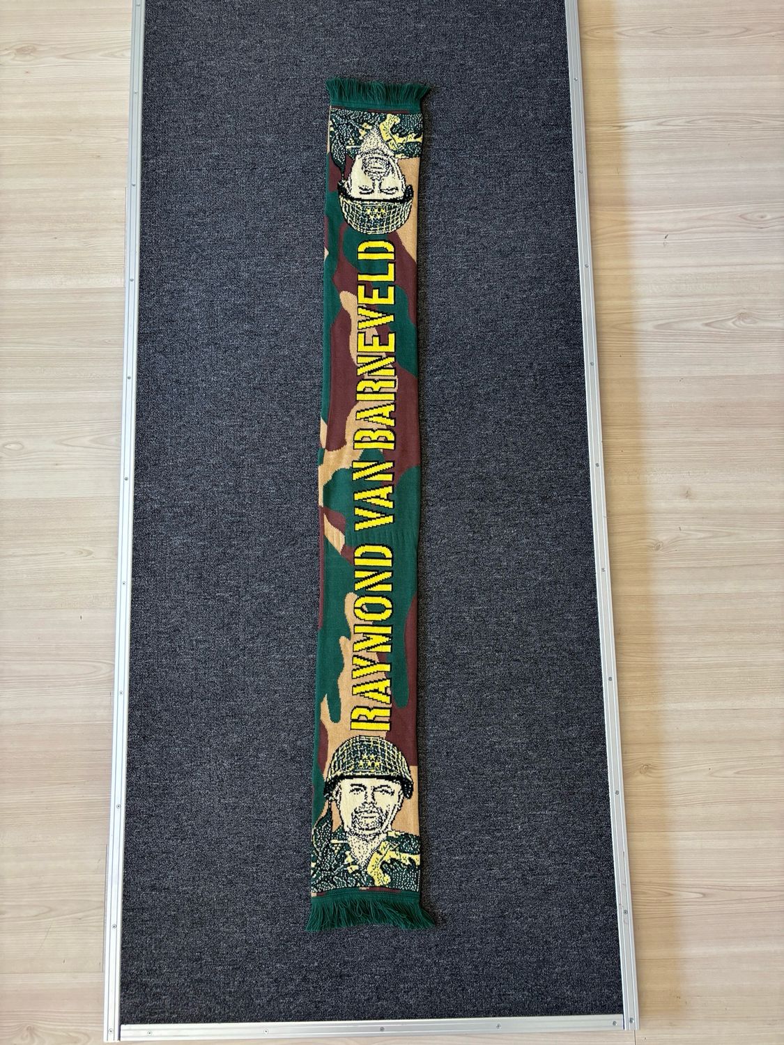 Raymond van Barneveld, Scarf 