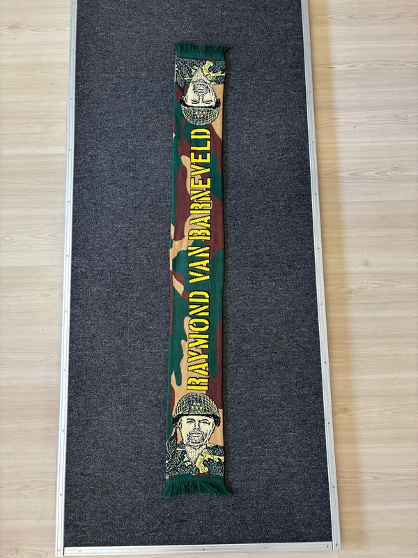 Raymond van Barneveld, Scarf 