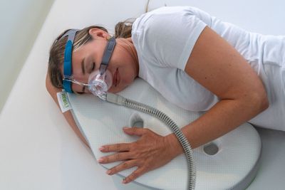 Nackenstützkissen-System für Schlafapnoe (CPAP) Kunden