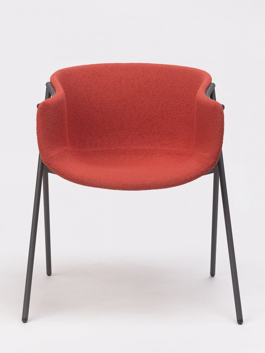 BAI silla con patas en aspa y asiento tapizado