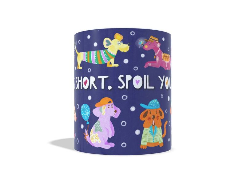 Honden mok Life is Short – Spoil Your Dog Donkerblauwe honden mok met kleurrijke honden en tekst Life is short, spoil your dog – EchtMiek