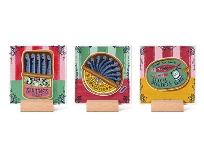 Sardines tegelcollectie – 3 keramische tegels met houders Sardines tegelcollectie van EchtMiek met drie keramische tegels en houten houders | EchtMiek