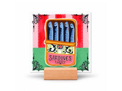 Sardines Olive Oil – keramische tegel 15 x 15 cm Sardines Olive Oil keramische tegel 15 x 15 cm met beukenhouten houder | EchtMiek