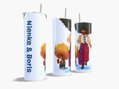 Tumbler met teckel – Big Hair – gepersonaliseerd 600 ml Witte gepersonaliseerde tumbler van 600 ml met teckelillustratie Big Hair, vanuit drie kanten | EchtMiek