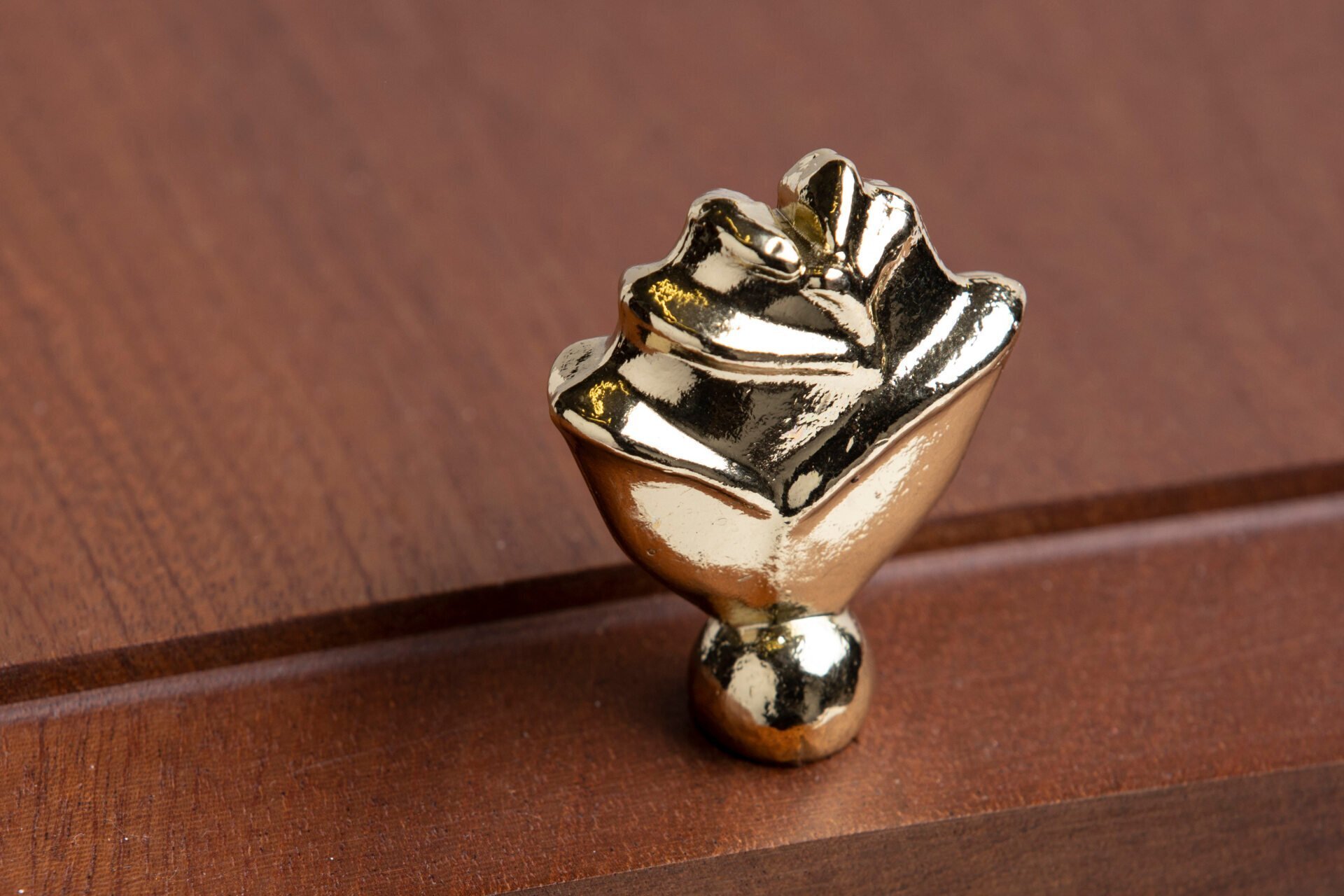 Steel screw with zamak rose polish brass finishing